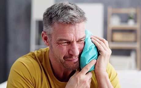 Man using an ice pack